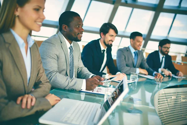 Gente de negocios escuchando presentaciones — Foto de Stock