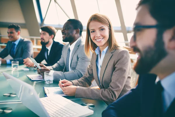 Geschäftsleute lauschen Präsentation — Stockfoto