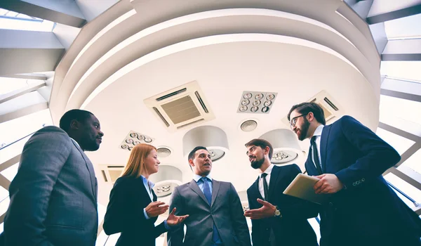 Geschäftsleute diskutieren Ideen — Stockfoto