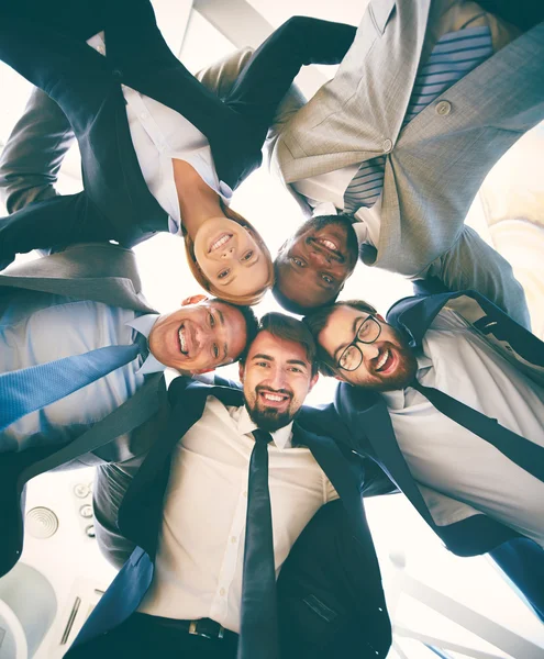 Empresários amigáveis em ternos — Fotografia de Stock