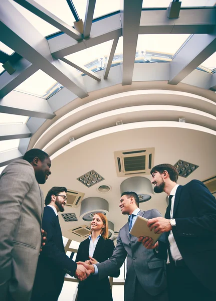 Pessoas de negócios handshaking — Fotografia de Stock