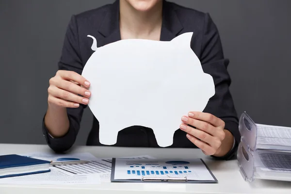 Femme d'affaires tenant un cochon en papier — Photo
