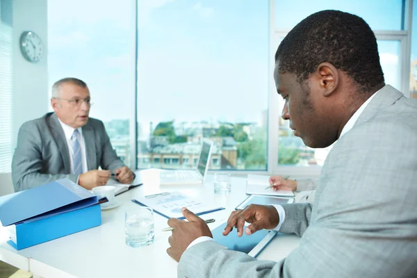 Zakenman met behulp van de touchpad — Stockfoto