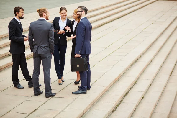 Zakenmensen Ideeën bespreken — Stockfoto