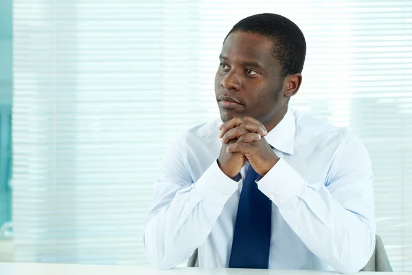 Umsichtiger afrikanischer Geschäftsmann — Stockfoto