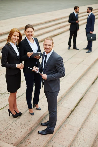 Business team outside — Stock Photo, Image