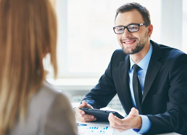 Empresário entrevistando feminino — Fotografia de Stock