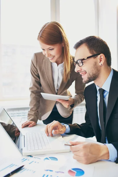 Geschäftspartner arbeiten bei Treffen — Stockfoto