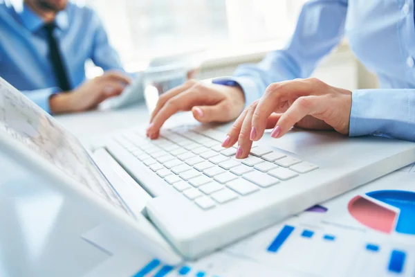 Mani femminili premendo i pulsanti del computer portatile — Foto Stock