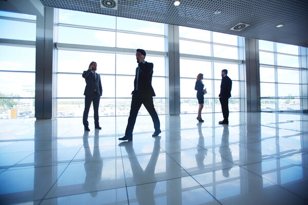 Несколько офисных работников
