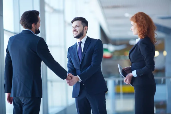 Homens de negócios handshaking — Fotografia de Stock