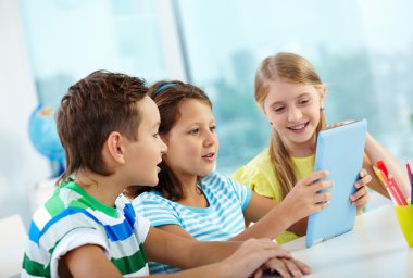 Dijital tablet kullanarak sınıf