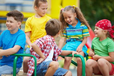 arkadaşlar atlıkarınca üstünde having fun