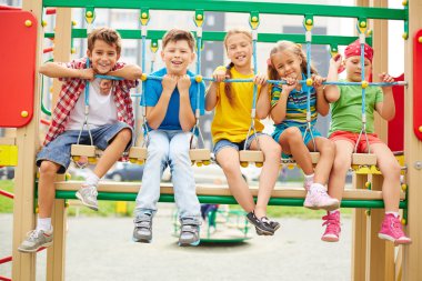 salıncakta oturan arkadaşlar