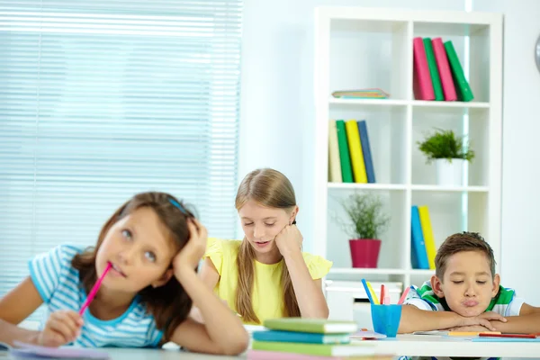 Mädchen zeichnet am Arbeitsplatz mit Mitschülern — Stockfoto