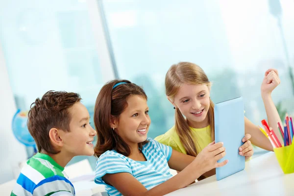 Colegas de classe usando tablet digital — Fotografia de Stock