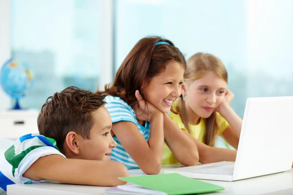 Klasskamrater tittar på laptop — Stockfoto