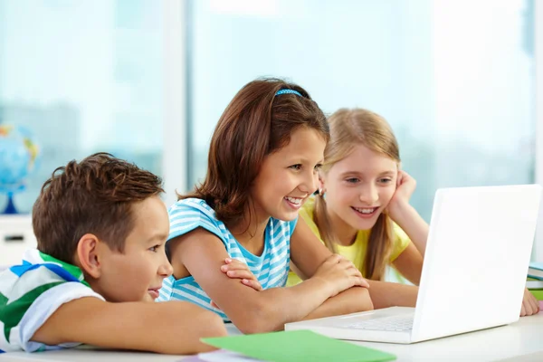 Klassenkameraden mit Laptop — Stockfoto