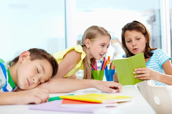 Estudante mostrando notas de colega de classe — Fotografia de Stock