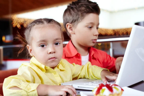 Niños escribiendo en el ordenador portátil — Foto de Stock