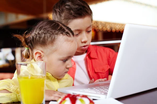 Niños escribiendo en el ordenador portátil — Foto de Stock