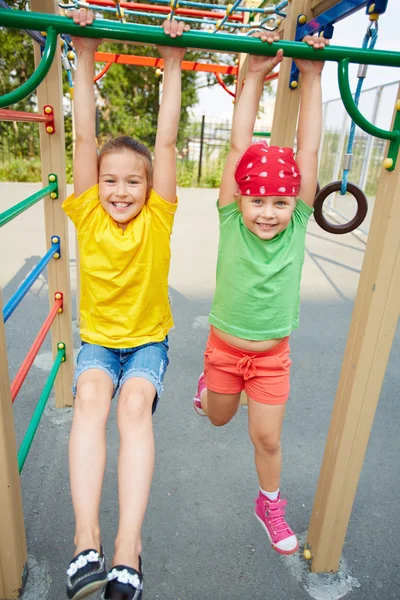 Meninas no parque infantil — Fotografia de Stock