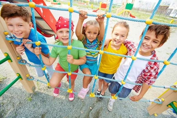 Przyjaciele na plac zabaw dla dzieci — Zdjęcie stockowe