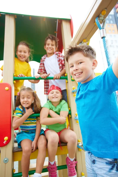 Amigos se divertindo no playground — Fotografia de Stock