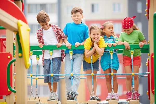 Enfants sur l'aire de jeux — Photo