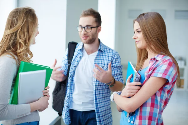 Vänner talar under paus i college — Stockfoto