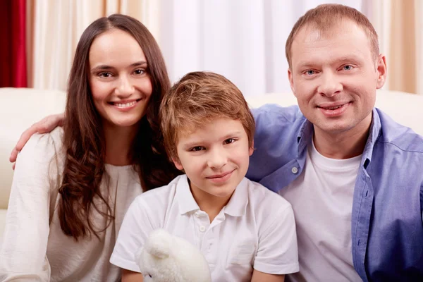 Famiglia felice di tre persone — Foto Stock