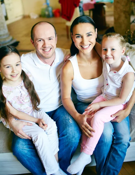 Famiglia a casa — Foto Stock