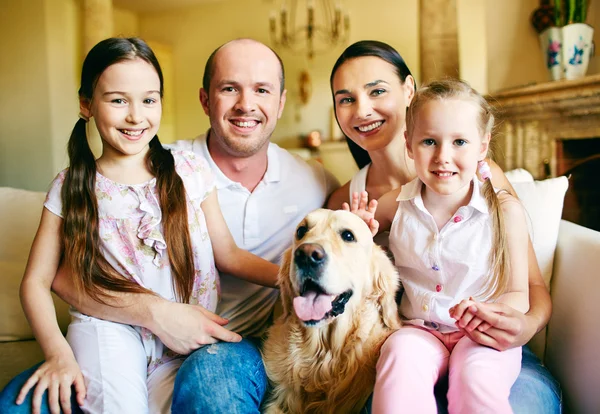 Família de quatro com cão — Fotografia de Stock