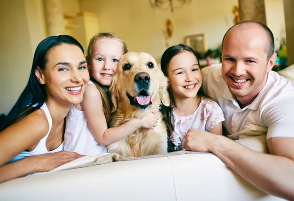 Família amigável de quatro com cão — Fotografia de Stock