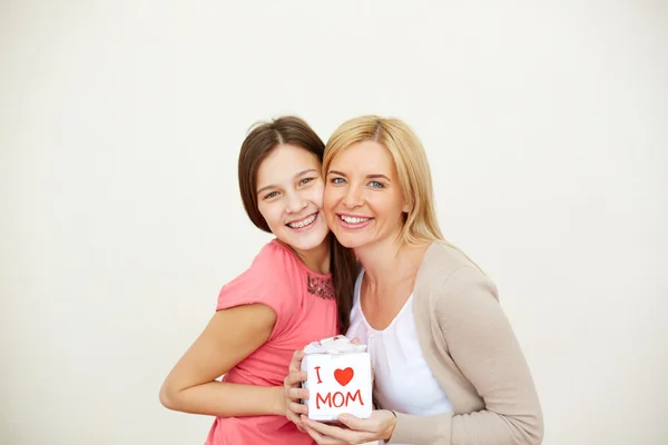 Adolescente chica y mamá con pequeño regalo —  Fotos de Stock