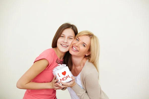 Adolescente chica y mamá con pequeño regalo — Foto de Stock