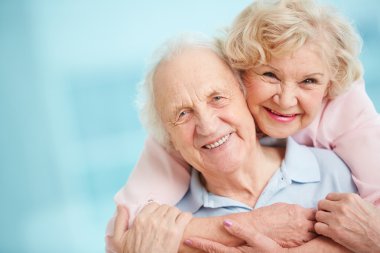 mutlu ve sevgi gösteren yaşlı çift