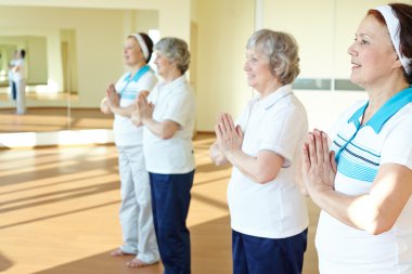 Yaşlı kadınlar Yoga egzersiz yaparak