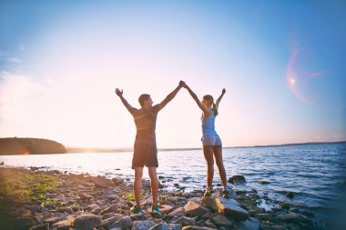 sahil şeridi üzerinde duran Çift