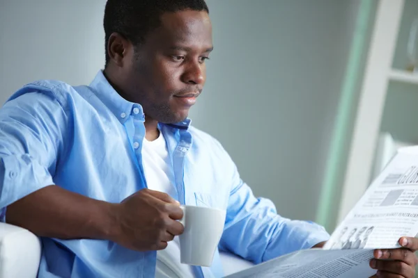 Африканский мужчина читает новости — стоковое фото