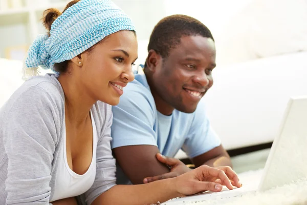 African couple networking — Stock Photo, Image