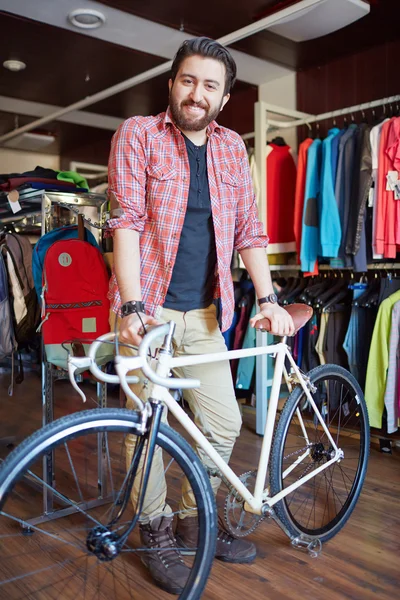 Hombre guapo con bicicleta — Foto de Stock