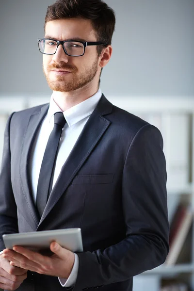 Homem de negócios com touchpad — Fotografia de Stock