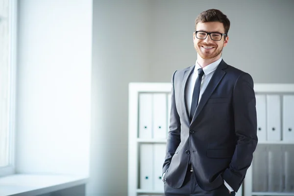 Geschäftsmann in Anzug und Brille — Stockfoto