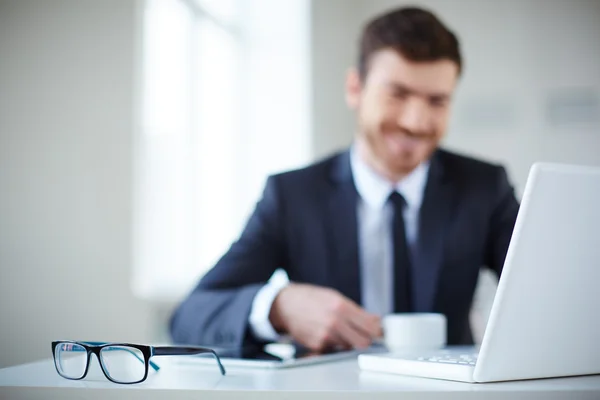 Laptop und Brille — Stockfoto