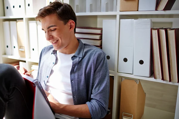 Student macht sich Notizen — Stockfoto