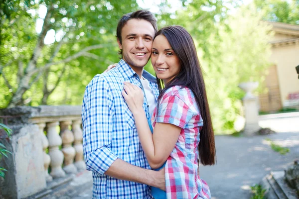 Jovem casal abraço — Fotografia de Stock