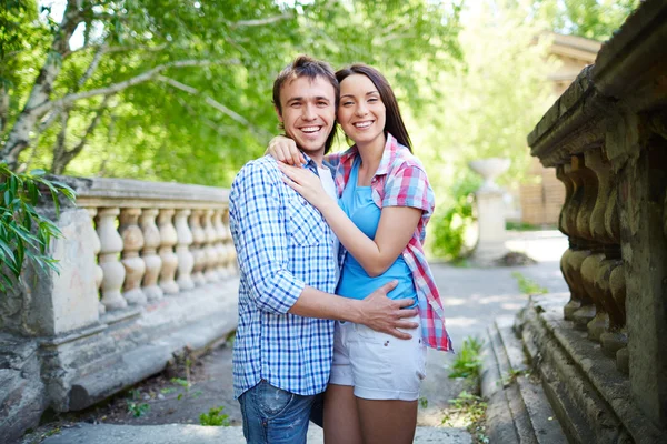 Couple hugging outdoors — Stock Photo, Image