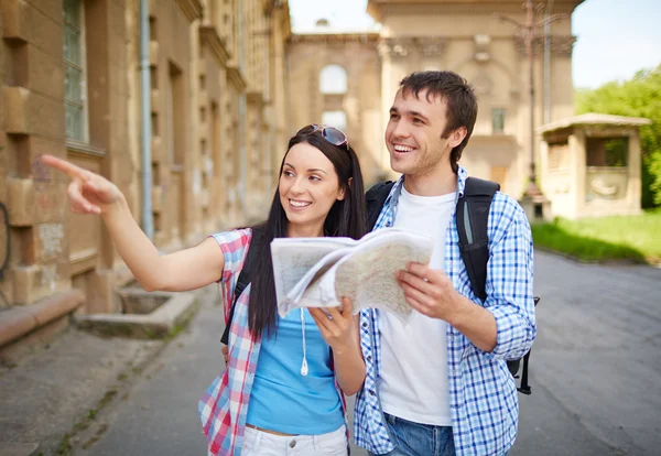 Travelers with map — Stock Photo, Image