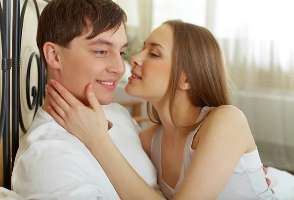 Ragazza guardando il suo fidanzato — Foto Stock